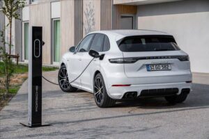 Coche eléctrico cargándose en una estación de carga