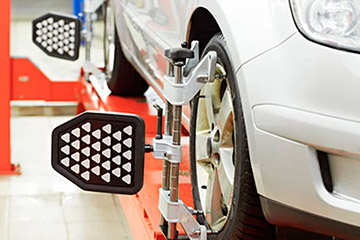 Dirección de coche siendo alineada