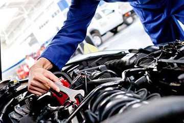 Mecánico reparando coche